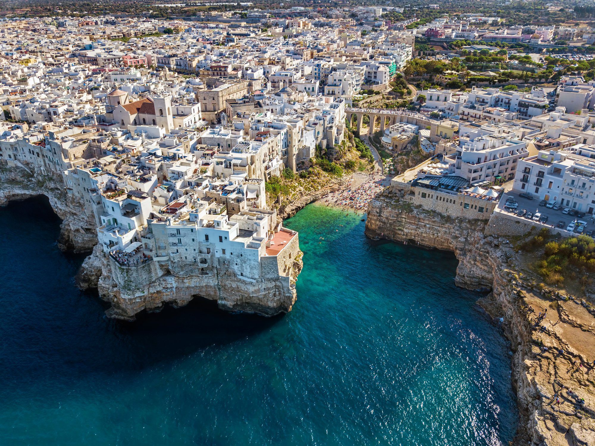 Vista aerea de Polignano a Mare en Puglia viaje a Italia