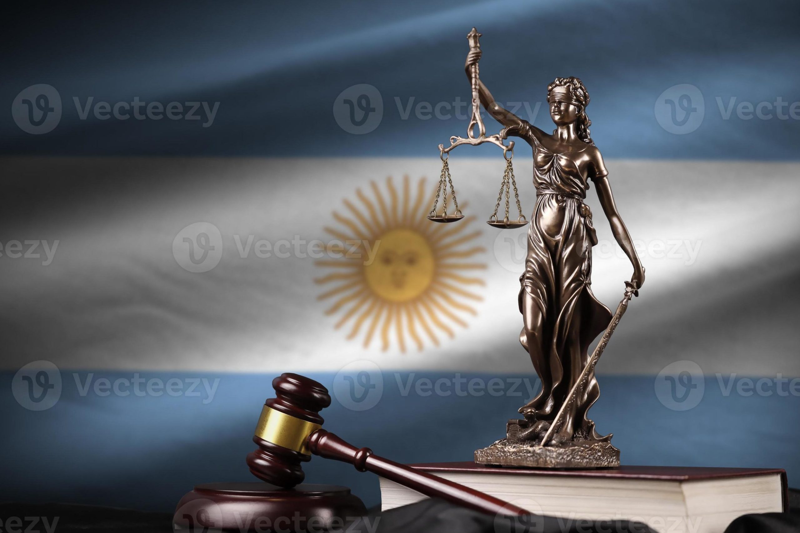 Qué modelo de demanda debo usar por calumnias e injurias en Argentina 1 balanza de justicia sobre un fondo argentino scaled