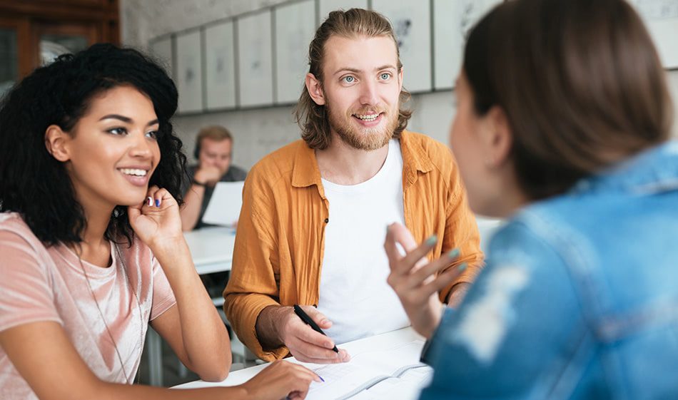 Personas conversando de manera efectiva