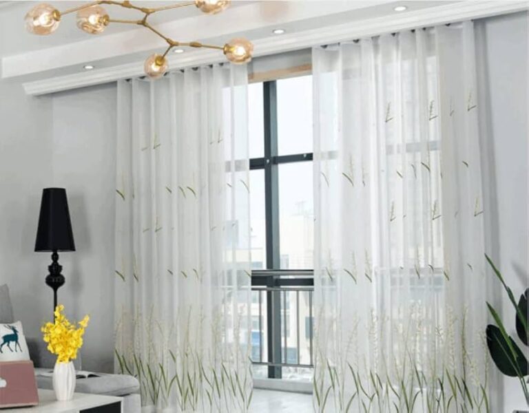 Mantenimiento y limpieza de cortinas ligeras en un hogar nórdico: guía práctica