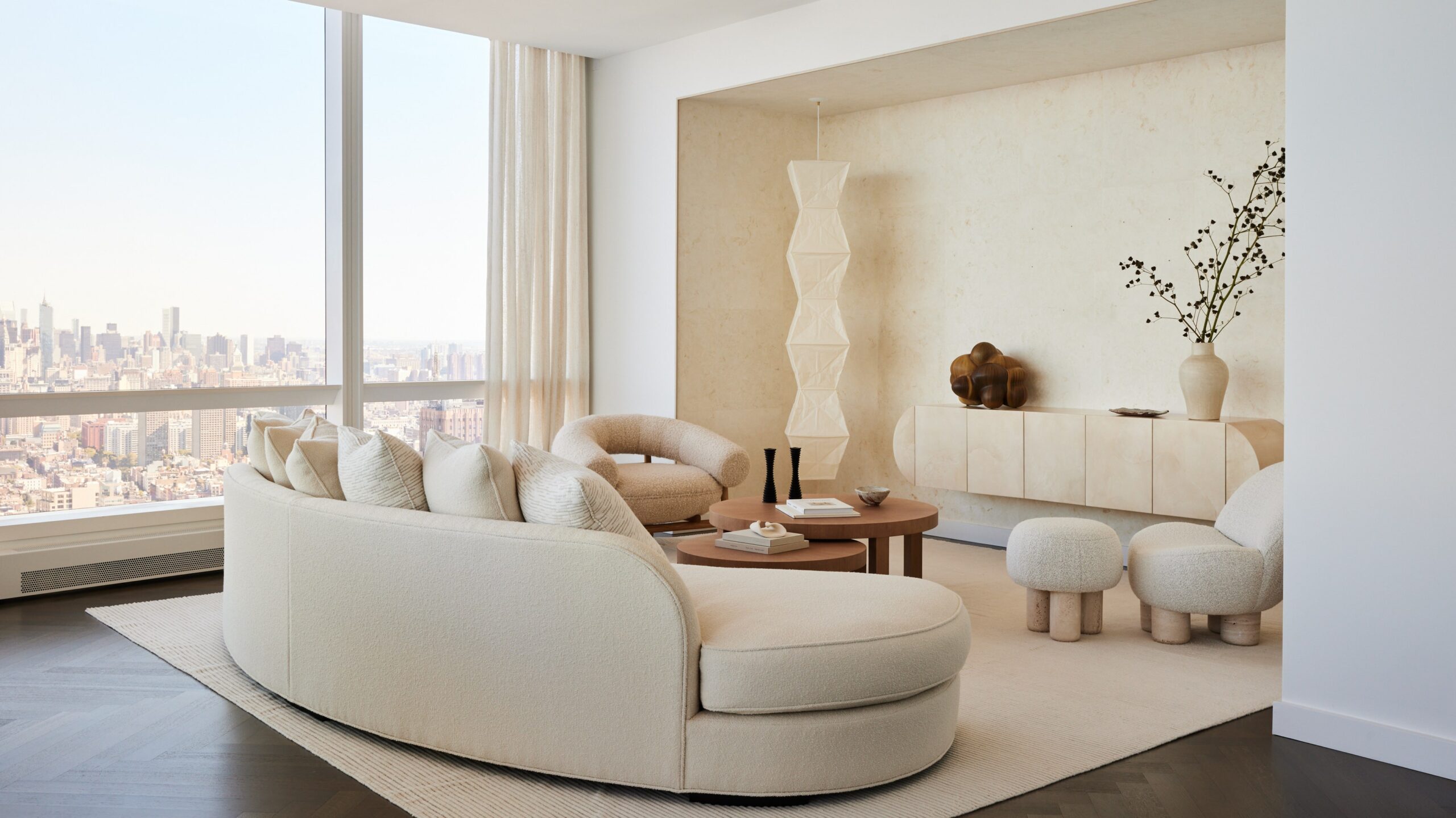 interiores minimalistas con tonos claros y luminosos scaled